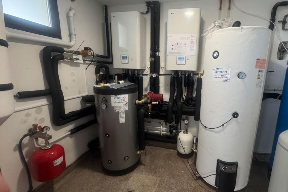 Instalación de aerotermia: sala técnica Sala técnica de aerotermia instalada en Madrid