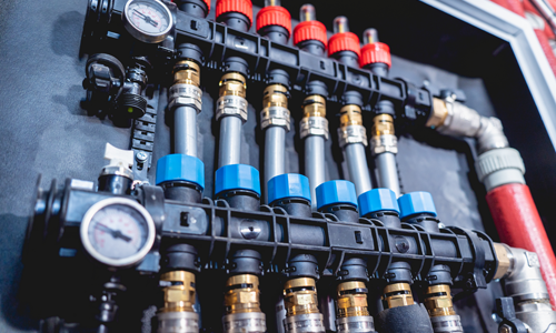 Instalación de tuberías y colectores de suelo radiante